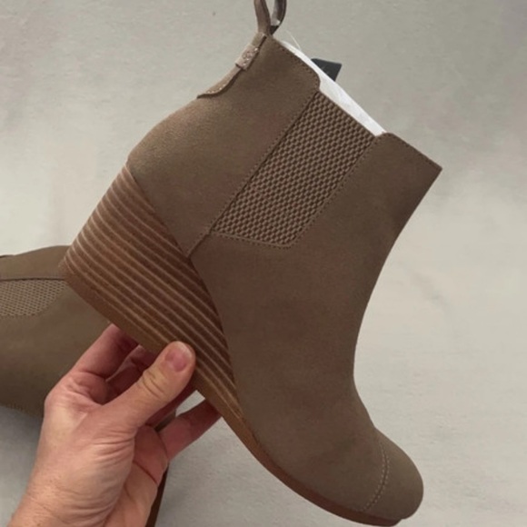 TOMS Kayley Taupe Grey Suede Boot - Picture 10 of 16